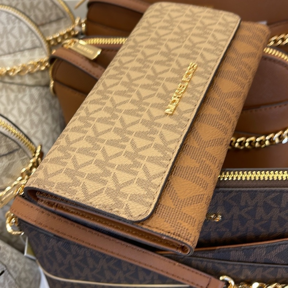 Michael Kors Jet Set Large Signature Logo Tri-Fold Wallet
Camel Multi 
NWT - Picture 2 of 16
